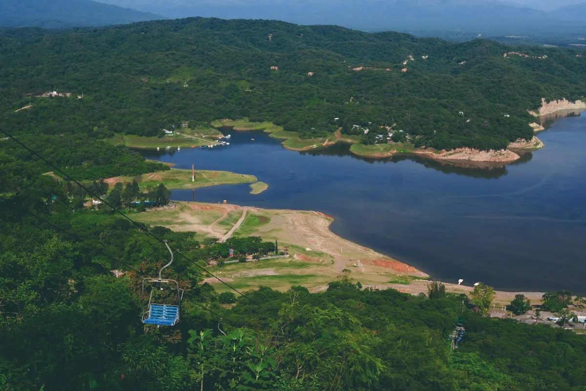 La construcción avanza sin pausa y sin norma en El Cadillal