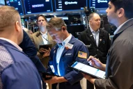 Caen hasta 5% las acciones argentinas en medio del escándalo por los audios