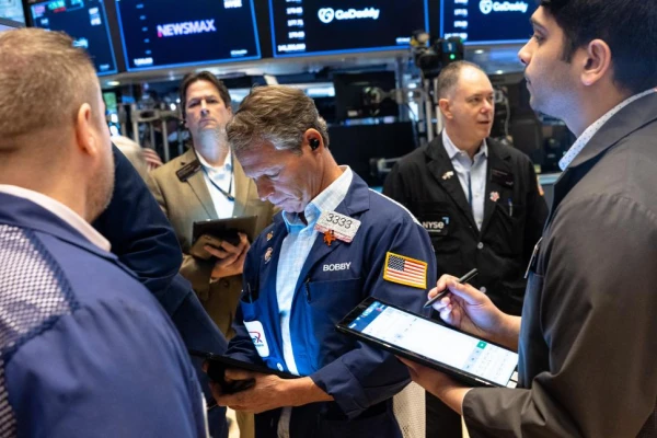 Fuerte caída de las acciones de Apple y Amazon en Wall Street tras advertencias sobre ventas y tensiones comerciales
