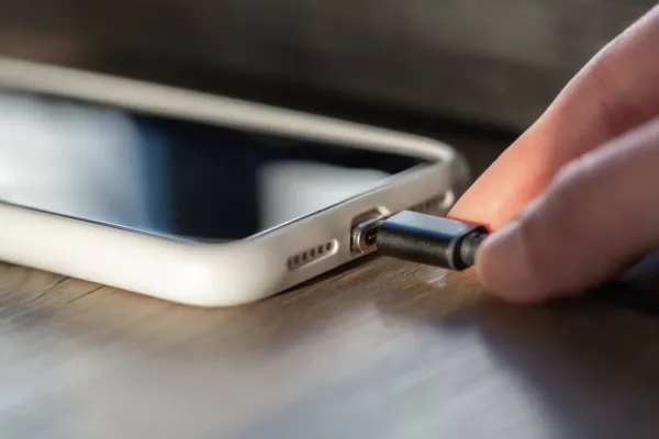 Estás cargando tu celular de la forma incorrecta: cuatro errores a evitar