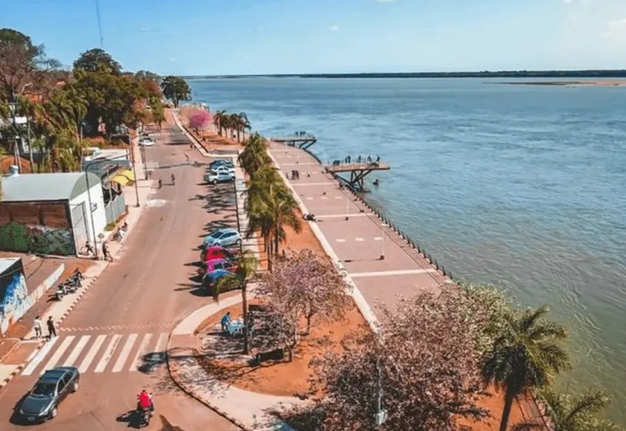 Ciudad, selva y río caudaloso se unen en esta localidad limítrofe de Corrientes.