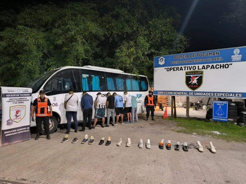 EN 7 DE ABRIL. Los siete santiagueños detenidos y los pares de zapatillas que tenían la sustancia.