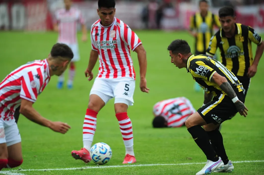 BUENA SOCIEDAD. Abregú y Franco García generaron algunas conexiones interesante durante el primer tiempo.