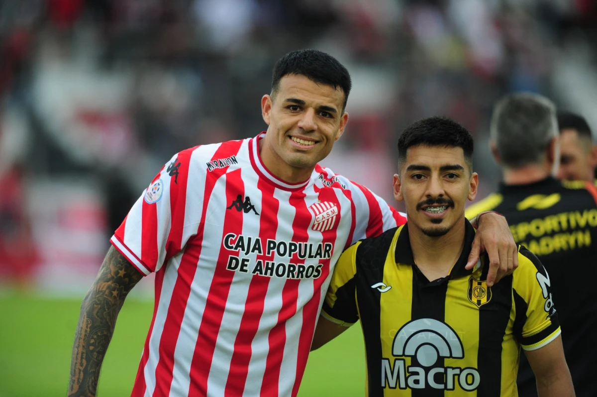 AMISTAD. El defensor Osores y el volante Bustos compartieron inferiores en Atlético; ayer se enfrentaron en La Ciudadela.