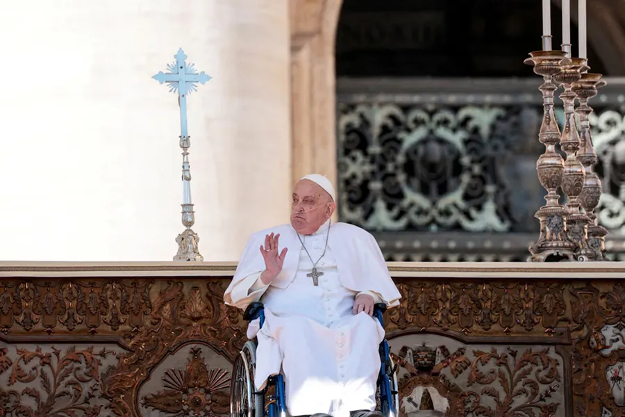 El papa Francisco reapareció en la plaza San Pedro y saludó a los fieles