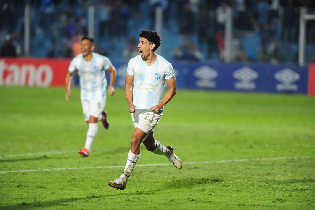 GRITO DE GOL. Nicolás Laméndola le dio el triunfo al Decano.
