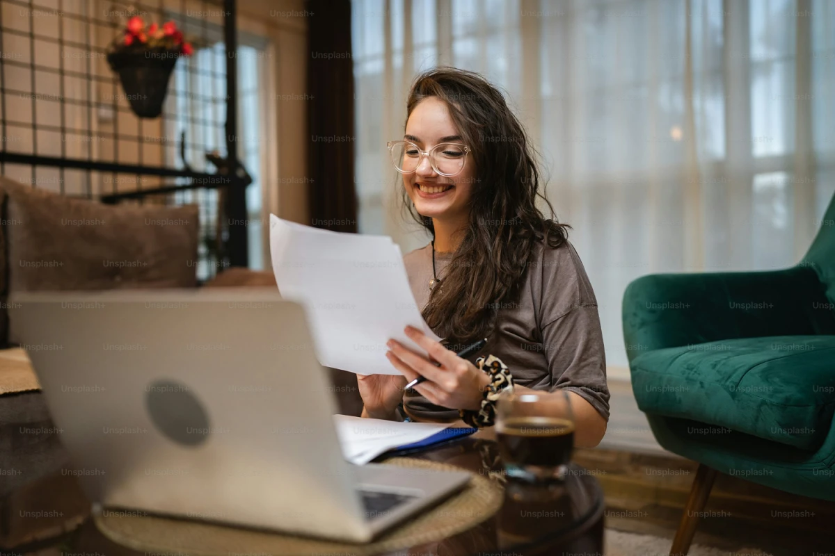 BECA COMPLETA. La convocatoria de la Fundación Carolina y Banco Santander busca jóvenes egresados con potencial de liderazgo para participar en una experiencia formativa en Madrid.
