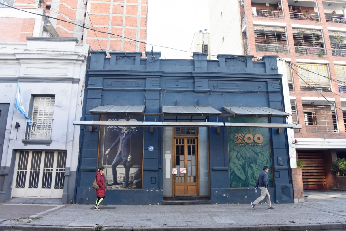 MAIPÚ AL 700. Un joven de 34 años que sufrió una brutal golpiza por parte de seis patovicas.  El IPLA clausuró  el lugar porque no tenía la habilitación correspondiente. LA GACETA / FOTO ANALÌA JARAMILLO