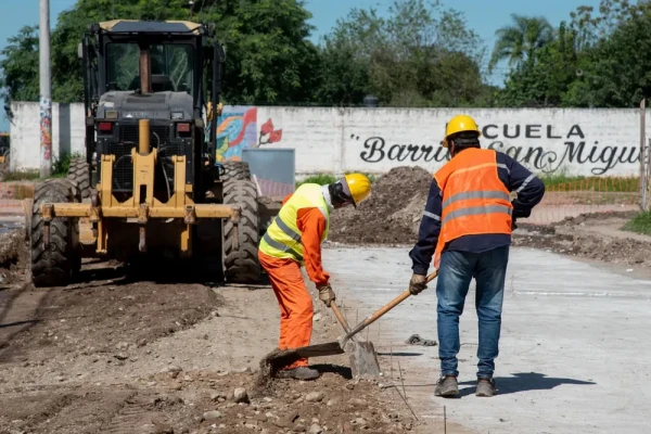Avanza el asfalto por calles de la Capital donde circulan ómnibus