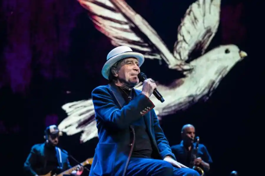 HOMENAJES. Sabina recordó a Charly, Fito, Calamaro, entre otros.