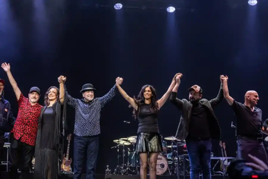 LLENO TOTAL. Sabina y su banda tocan para un auditorio repleto.