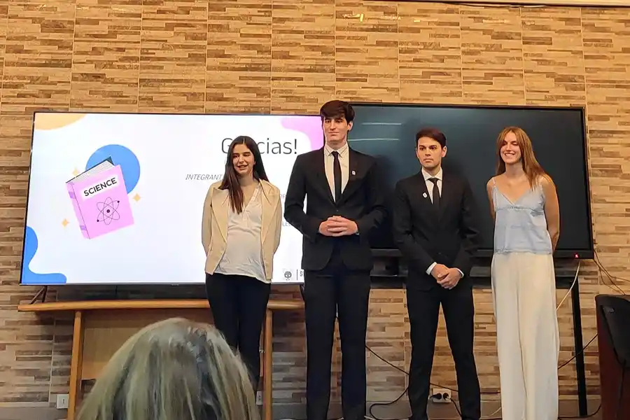 DEFENSA DE TESIS. En la presentación de su trabajo final los cuatro expusieron el proceso de creación de la herramienta. / CORTESÍA JUSTINO BOGGIO