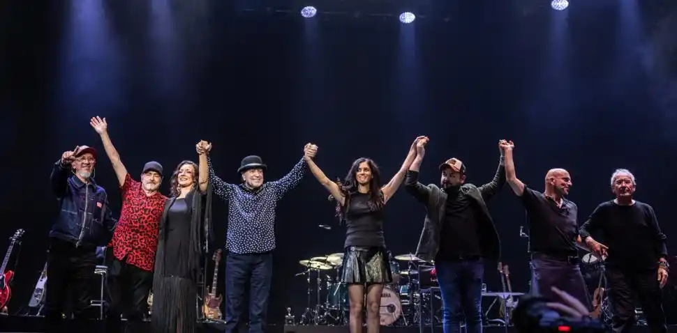 LLENO TOTAL. Sabina y su banda tocan para un auditorio repleto.