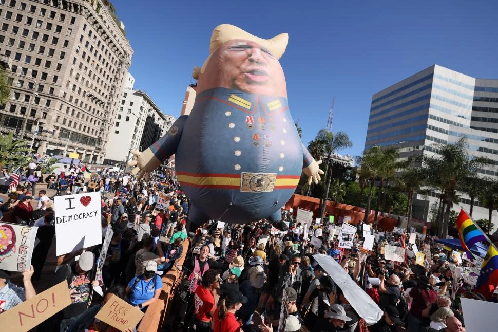 “MANOS FUERA”. La convocatoria “Hands Off!” llamaba a que la dupla Trump-Musk saque las manos de los derechos sociales y la democracia.