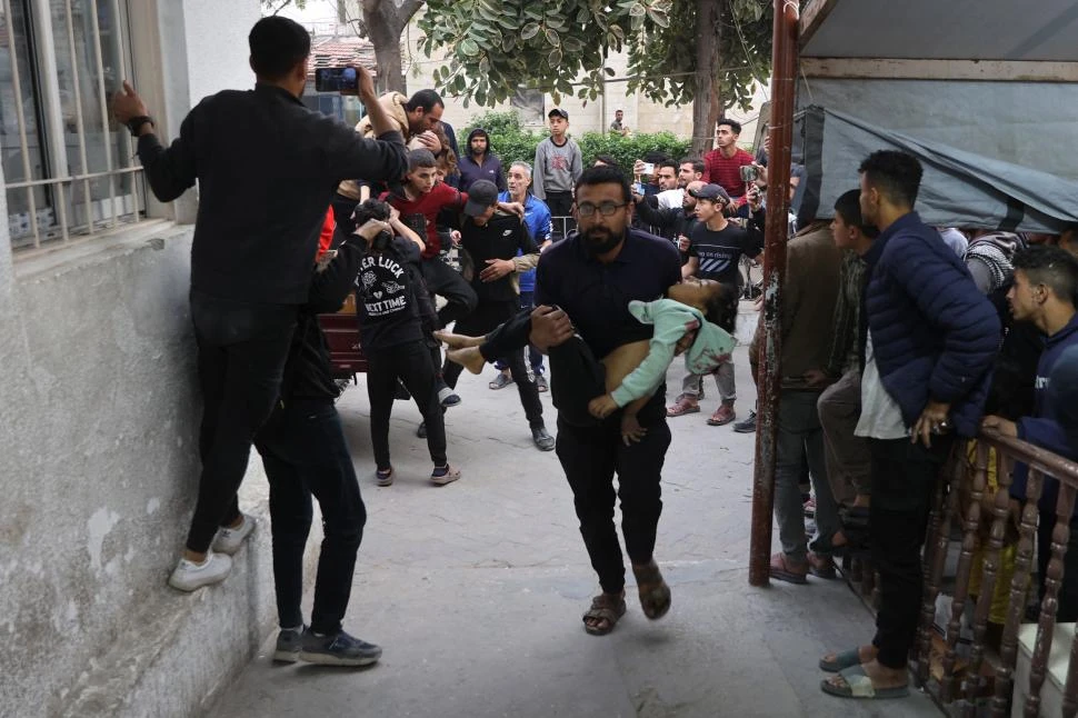 HERIDA. Una niña palestina es ingresada a un hospital en Gaza.