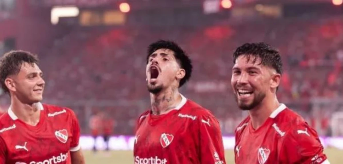 DESDE EL BANCO. Maestro Puch a la izquierda festeja uno de los goles de Independiente. ¿Vaccari apostará por él desde el comienzo?