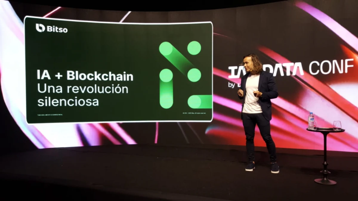 TECNOLOGÍA Y NEGOCIOS. Nano Rodriguez durante su exposición en el IA+Data Conf en Tucumán, donde explicó cómo blockchain e inteligencia artificial están transformando el sistema financiero.