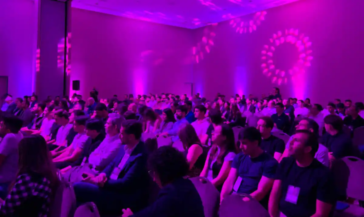 EVENTO EN TUCUMÁN. Asistentes al IA + Data Conf seguían con atención la exposición sobre IA y blockchain, en el salón principal del Hotel Hilton.