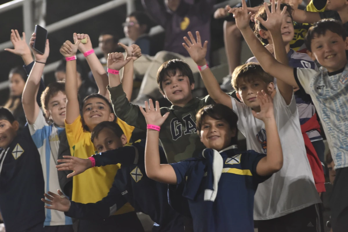 TODO OK. Un grupo de chicos, pertenecientes a Lawn Tennis levanta las manos, contentos por ver a Tarucas.