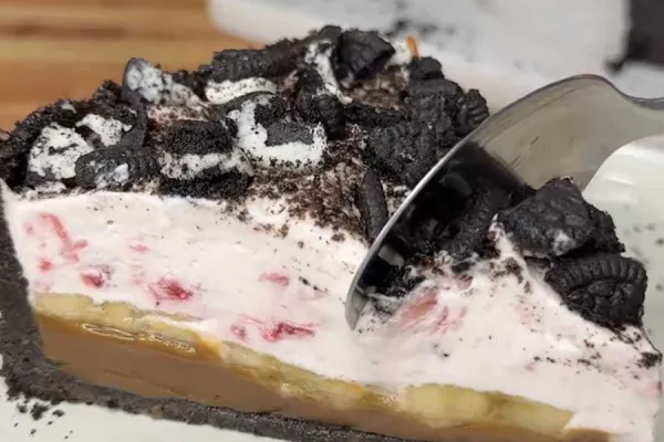 Torta bomba: un postre fácil y delicioso de Oreo y crema de frutillas
