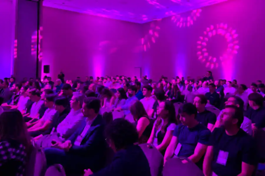 EVENTO EN TUCUMÁN. Asistentes al IA + Data Conf seguían con atención la exposición sobre IA y blockchain, en el salón principal del Hotel Hilton.