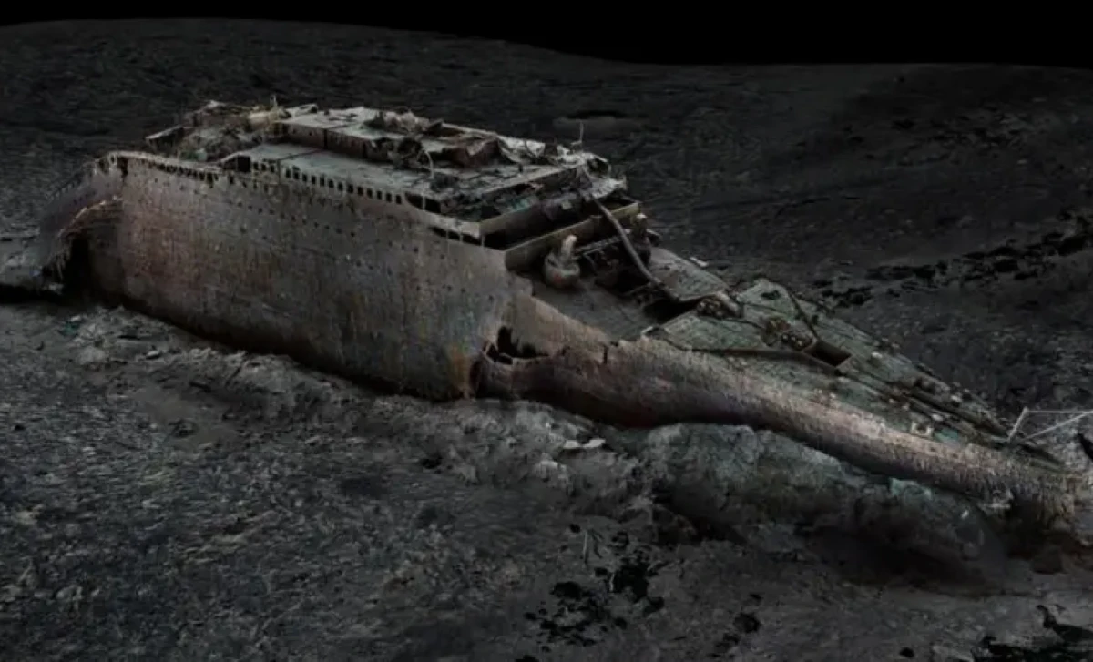 El escaneo digital muestra la proa en posición vertical sobre el fondo del mar.