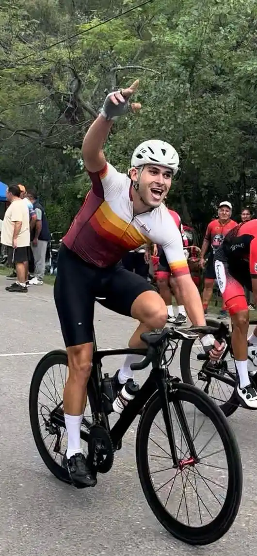 El ciclista Julián Mena brilló en la prueba interprovincial de Termas de Río Hondo