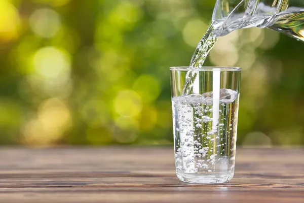 ¿El agua con gas ayuda a bajar de peso? Lo que revela un nuevo estudio