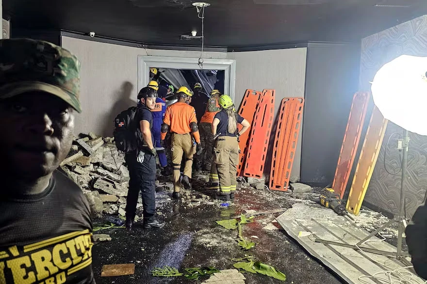 Colapsa el techo de una discoteca y mueren 66 personas