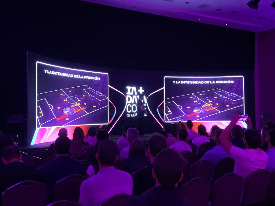 PANTALLAS QUE LLAMAN LA ATENCIÓN. Las diapositivas que usó Conde para explicar el impacto de la IA en el fútbol. / MARÍA JOSÉ MONTEROS, LA GACETA