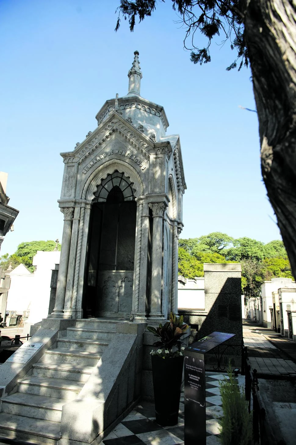 CEMENTERIO DEL OESTE. En este monumento descansan desde junio de 2016 los restos de Monteagudo. la gaceta / foto de jorge olmos sgrosso