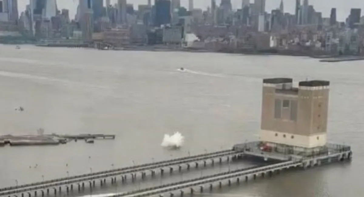 Un helicóptero perdió el control y se estrelló en el río Hudson en Nueva York
