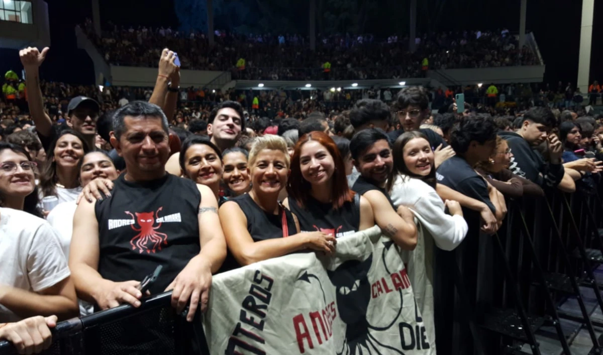 LOS FANS, mintuos antes del inicio del recital. 