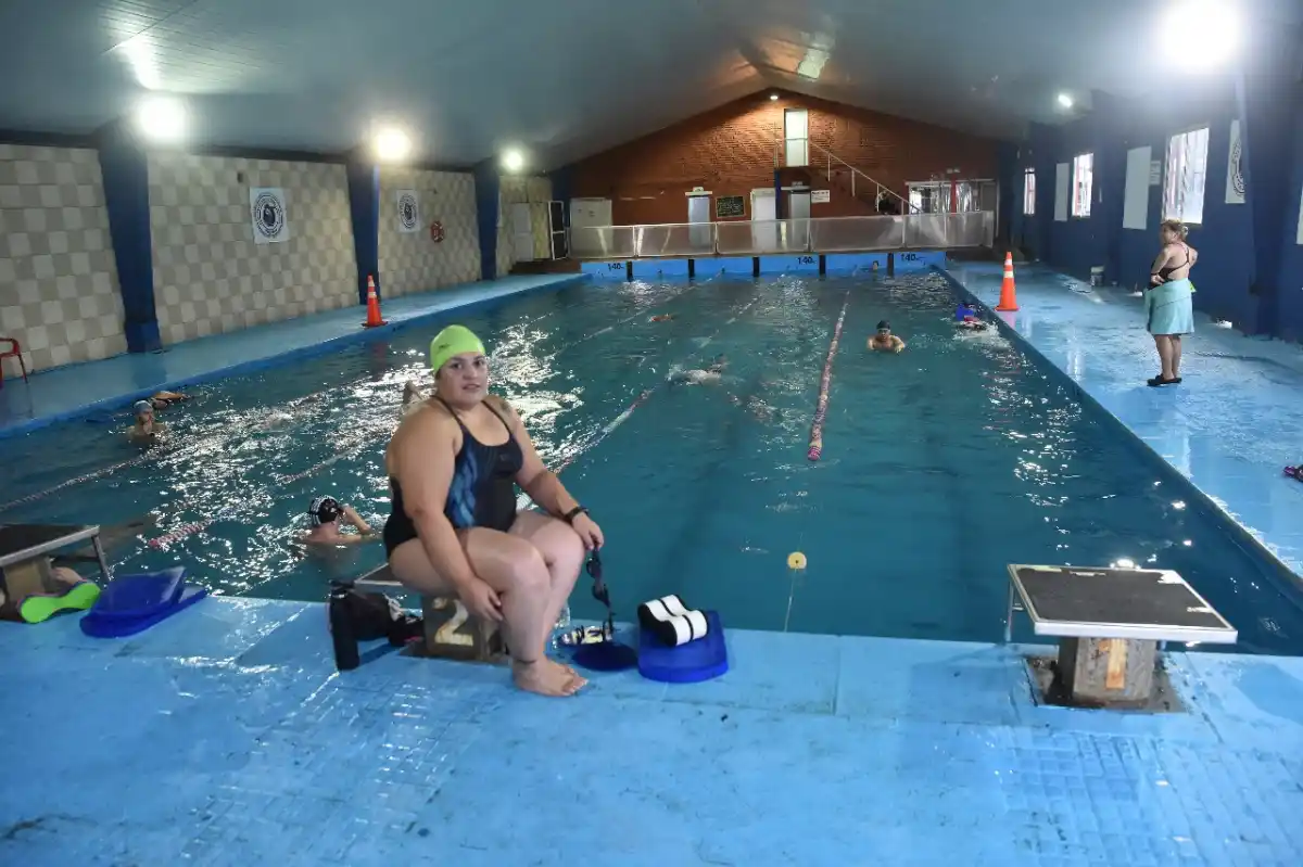 Una infección al nacer le dejó secuelas permanentes, sin embargo se enamoró de la natación y compite en aguas abiertas