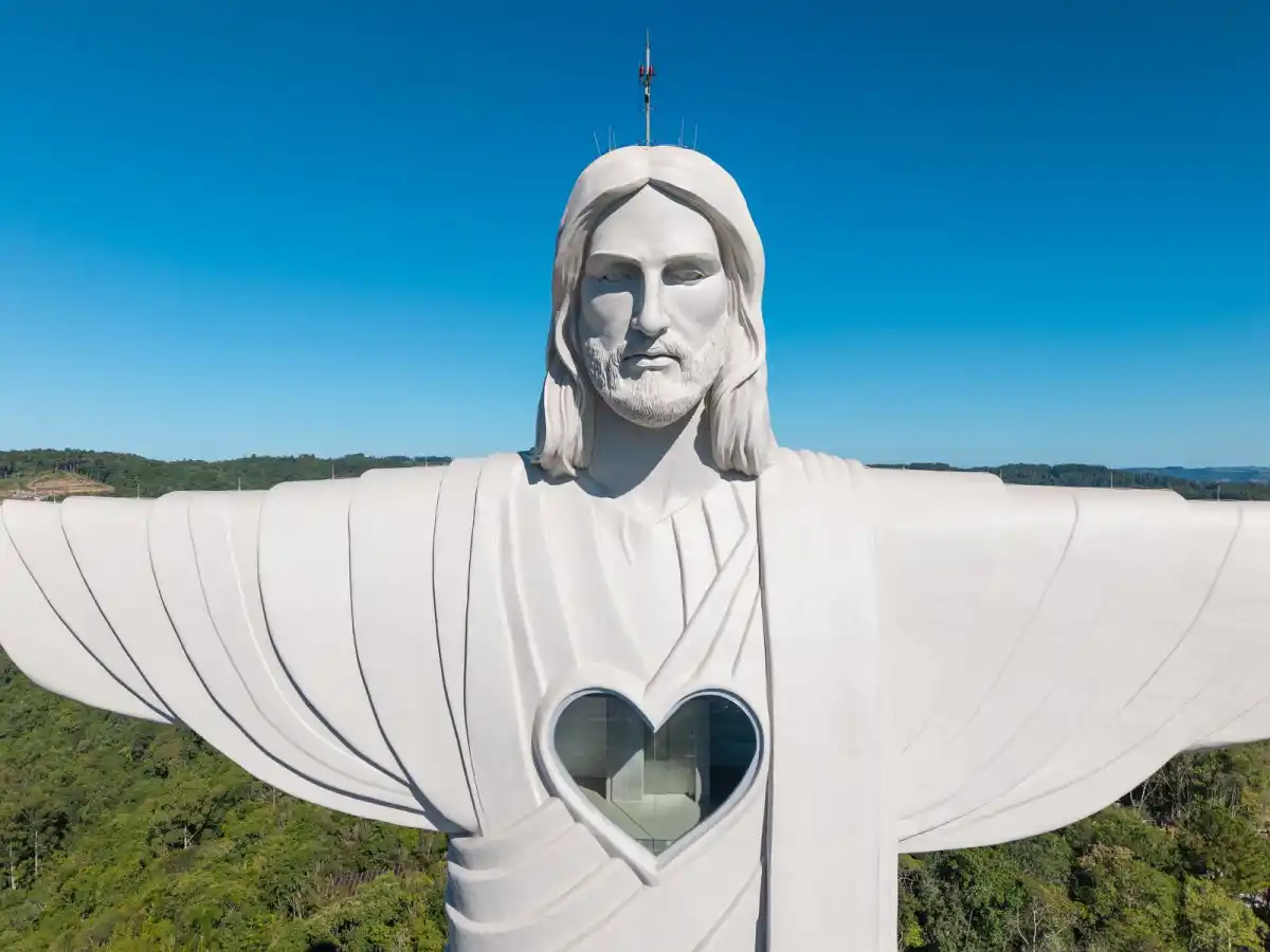 SÍMBOLO. Vista del Cristo Protector de Encantado, el mayor monumento cristiano de Brasil, desde su mirador en lo alto de la colina. / GOBIERNO DE RIO GRANDE DO SUL