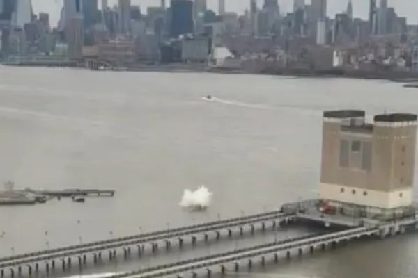 Un helicóptero perdió el control y se estrelló en el río Hudson en Nueva York