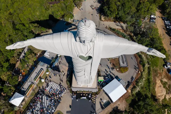 El Cristo más grande de Brasil ya protege una zona muy golpeada por las inundaciones