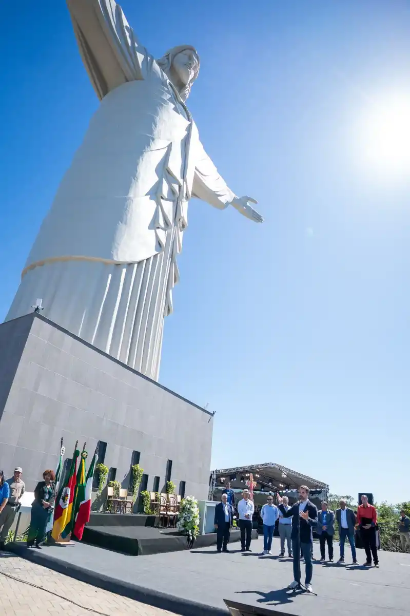 ESPIRITUALIDAD. Cristo Protector de Encantado, con la presencia de la comunidad que acompañó la apertura del nuevo símbolo de esperanza en Rio Grande do Sul. / GOBIERNO DE RIO GRANDE DO SUL