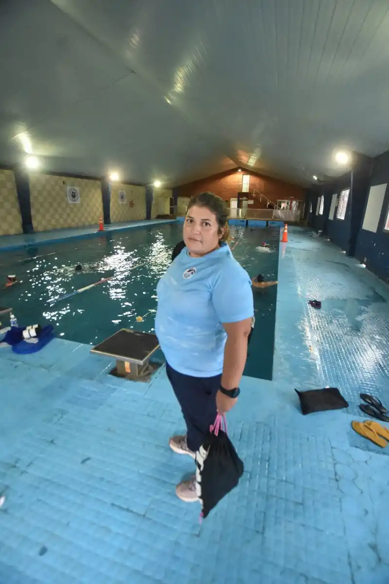 Una infección al nacer le dejó secuelas permanentes, sin embargo se enamoró de la natación y compite en aguas abiertas