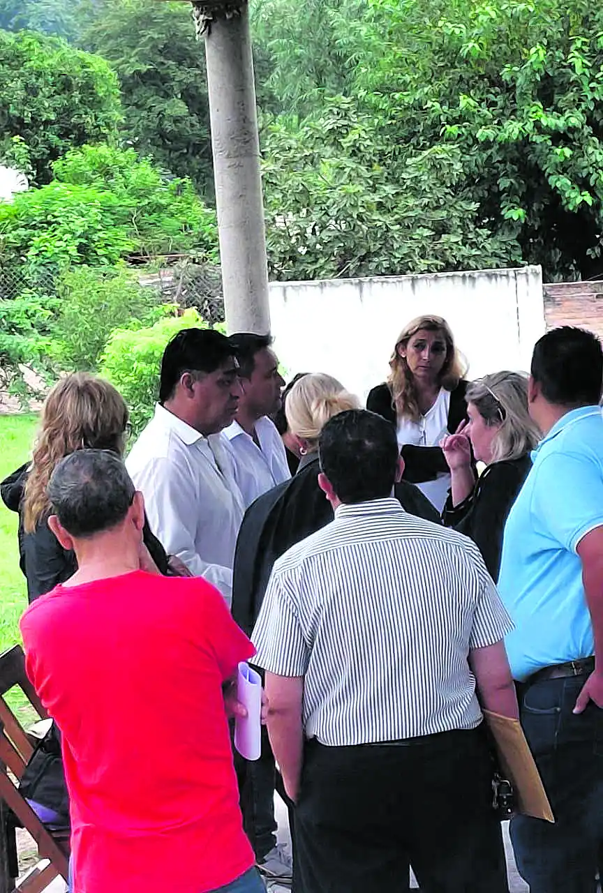 ENCUENTRO. Rafael Trujillo con Dante Delgado en una reunión con vecinos.