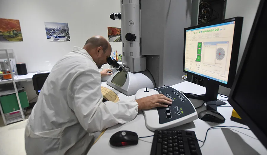EN PLENA TAREA. El técnico Alejandro Torres demuestra cómo se utiliza el microscopio de transmisión en una de las salas principales del CIME.