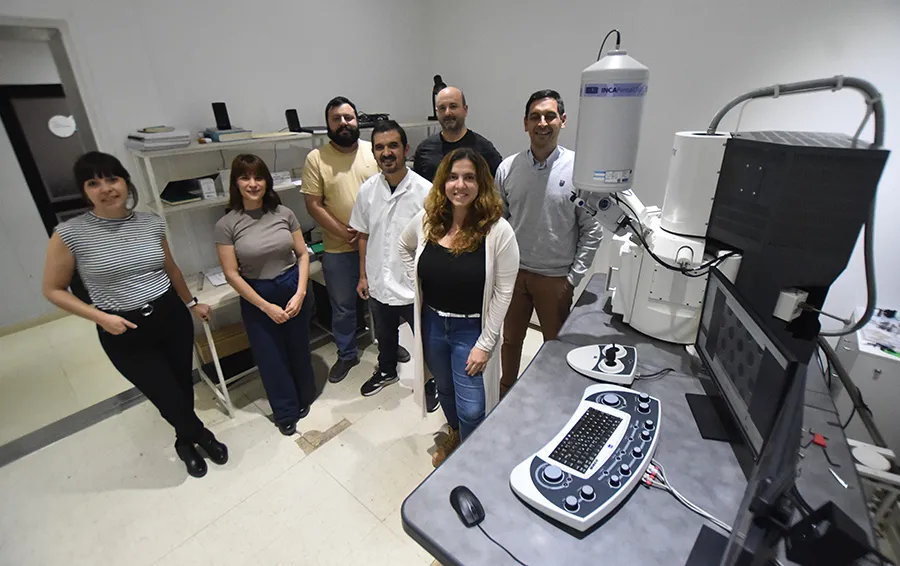 EL EQUIPO DE TRABAJO. El grupo posa en otra de las salas, en este caso donde está el microscopio de barrido.