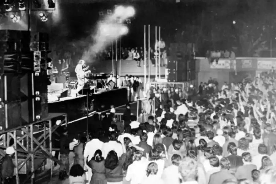 ANTE UNA MULTITUD. En un espacio colmado, Charly García actuó el 22 de abril de 1983; como teloneros se presentaron Los Abuelos de la Nada.