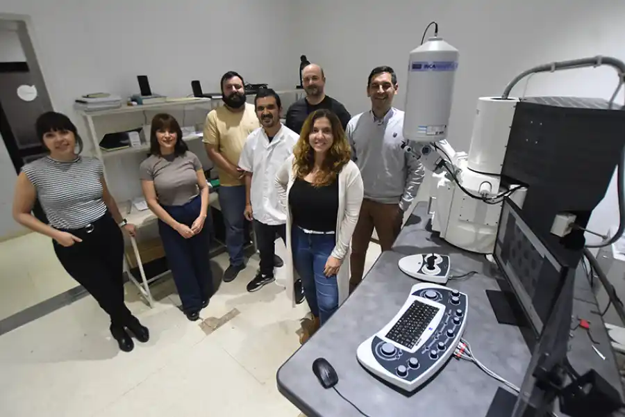 EL EQUIPO DE TRABAJO. El grupo posa en otra de las salas, en este caso donde está el microscopio de barrido.