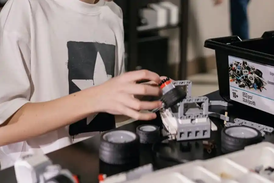 CURSOS CORTOS PARA PRINCIPIANTES. Una de las capacitaciones de la UTN-FRT disponibles es la de robótica. / PEXELS