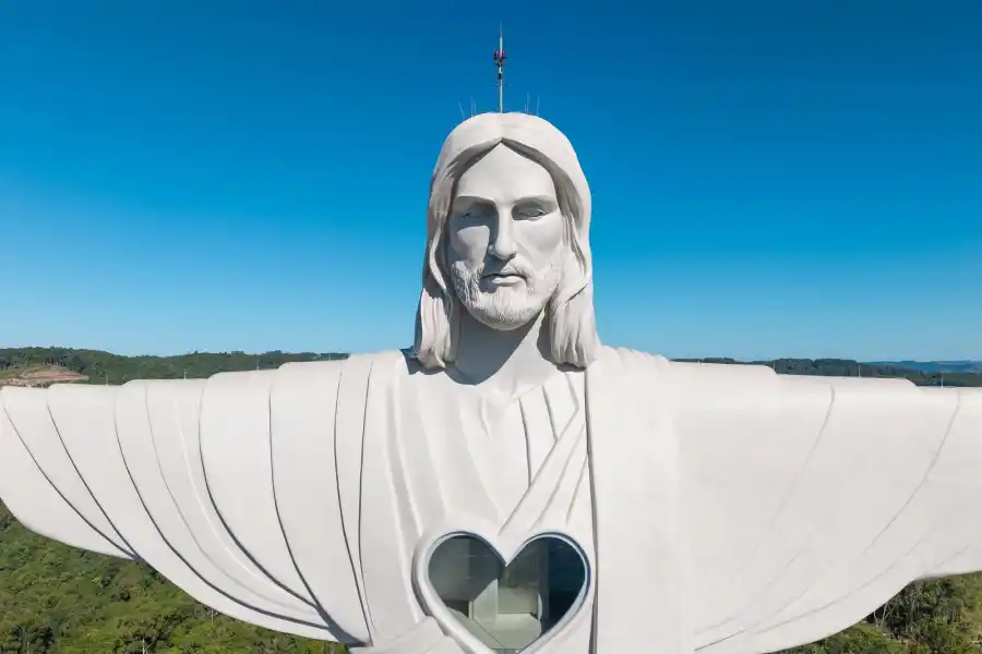 SÍMBOLO. Vista del Cristo Protector de Encantado, el mayor monumento cristiano de Brasil, desde su mirador en lo alto de la colina. / GOBIERNO DE RIO GRANDE DO SUL