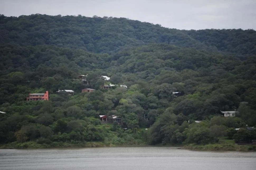 LUGAR REQUERIDO. En El Cadillal se edificaron muchas viviendas cerca del lago, pero se investiga los casos de las que están en predios fiscales. La Gaceta / foto de Diego Aráoz