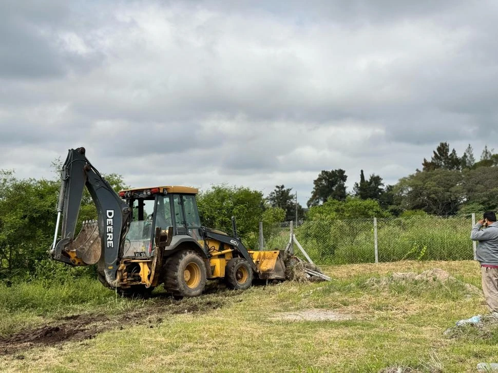 EN PLENA TAREA. Los alambrados del barrio “Los Guaycanes” fueron destruidos por una topadora.
