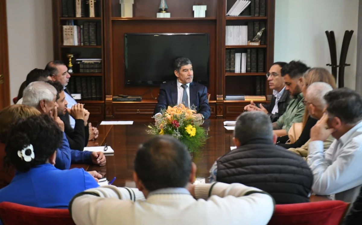 EN LA LEGISLATURA. Miguel Acevedo recibió al Frente de Gremios Estatales y Municipales. 