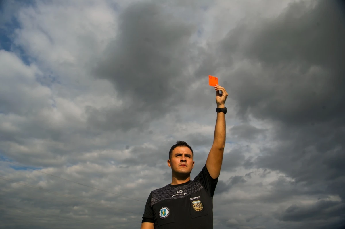 Un árbitro con oficio: controla los partidos de la Liga Tucumana y también a los reclusos en Benjamín Paz